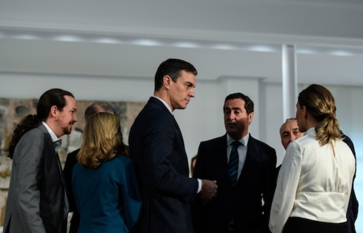 Sánchez, esta mañana, durante la firma del acuerdo para aumentar el salario mínimo. (Oscar DEL POZO/AFP) 