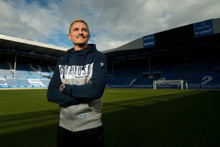 Fejsa, posando en Mendizorrotza (DEPORTIVO ALAVÉS)
