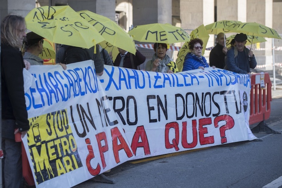 Metroaren aurkako kolektiboa Donostiako mobilizaziora batu da. (Juan Carlos RUIZ | FOKU)