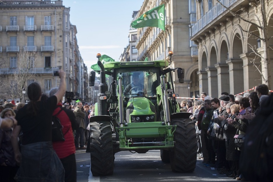 Ezohiko irudia Donostia: traktore bat San Martin kalean. (Juan Carlos RUIZ | FOKU)
