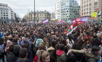 Movilización este mediodía en Bilbo. (Luis JAUREGIALTZO | FOKU)