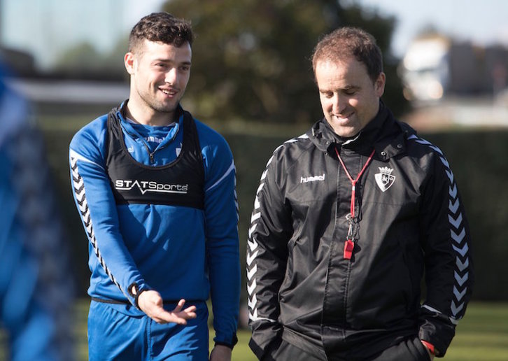 José Arnaiz junto a Jagoba Arrasate, en el entrenamiento del jueves. (CA OSASUNA)