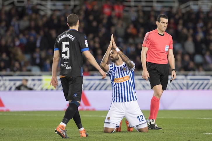 Willian José parece pedir perdón en un partido con la Real Sociedad. (Juan Carlos RUIZ/FOKU)