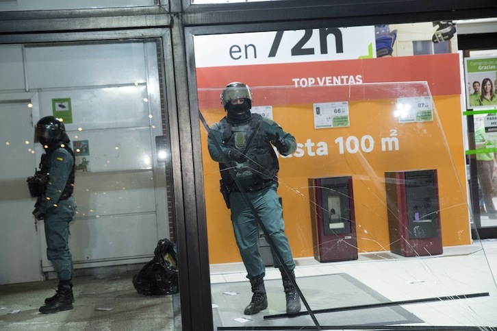Guardias civiles en La Morea, donde detuvieron a los jóvenes el jueves. (Iñigo URIZ | FOKU)