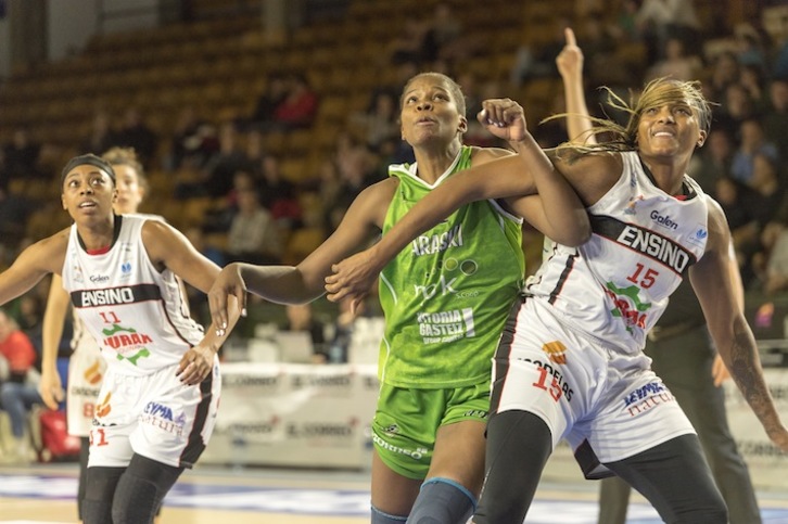 El juego interior de Ensino ha sido muy superior a un pobre Araski. (Juanan RUIZ / FOKU)