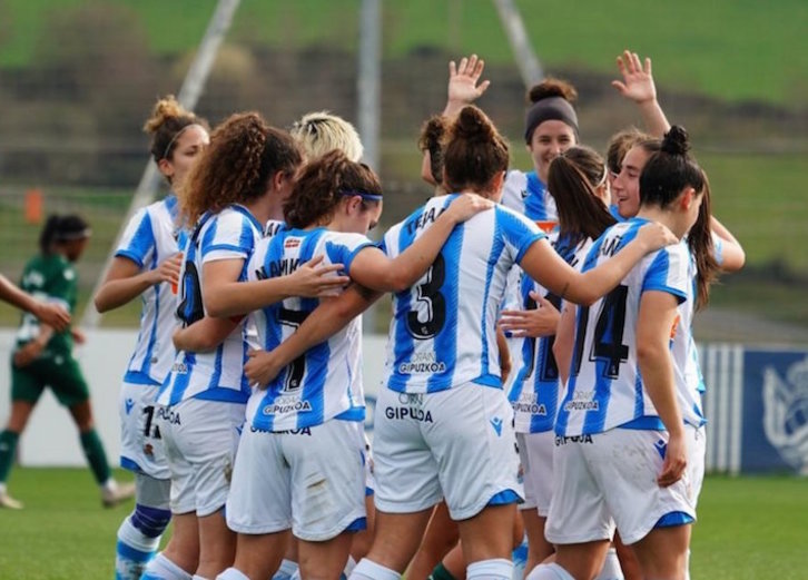 Las donostiarras celebran el gol con el que comenzaba la goleada. (Real Sociedad)