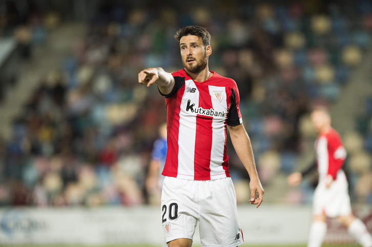 Aduriz en el amistoso disputado en Lasesarre en octubre. (Monika DEL VALLE / FOKU)