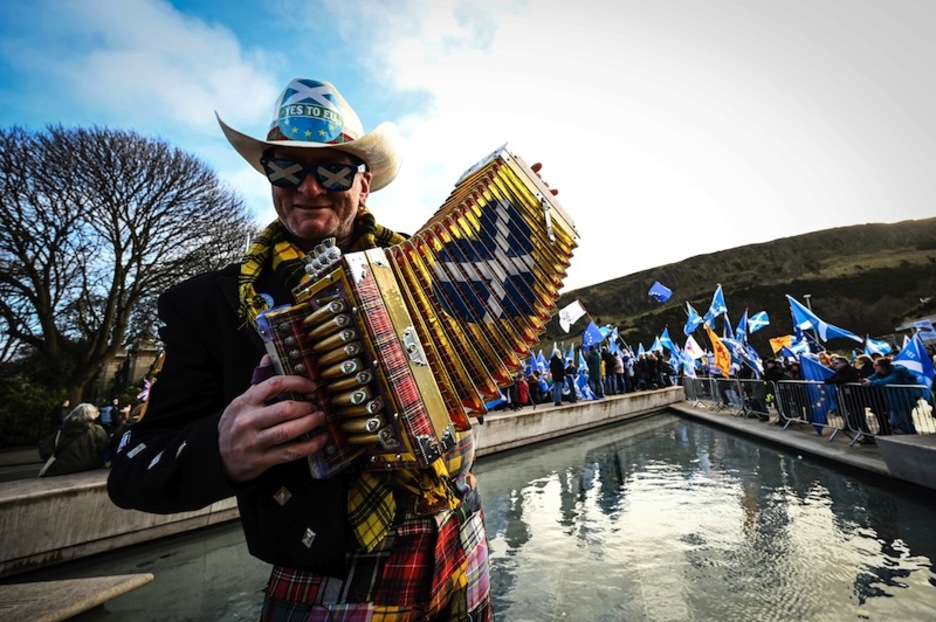 Movilización independentista escocesa ante el Parlamento de Holyrood, en este 1 de febrero. (Andy BUCHANAN | AFP)