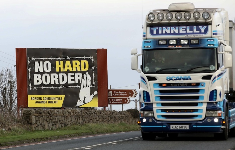 Carteles contra la «frontera dura» en Newry, norte de Irlanda. (Paul FAITH | AFP)