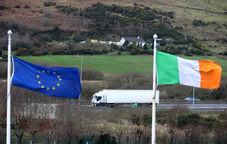 Las banderas de Irlanda y la UE reciben al viajero al pasar la frontera hacia el sur, en Dundalk. (Paul FAITH | AFP)