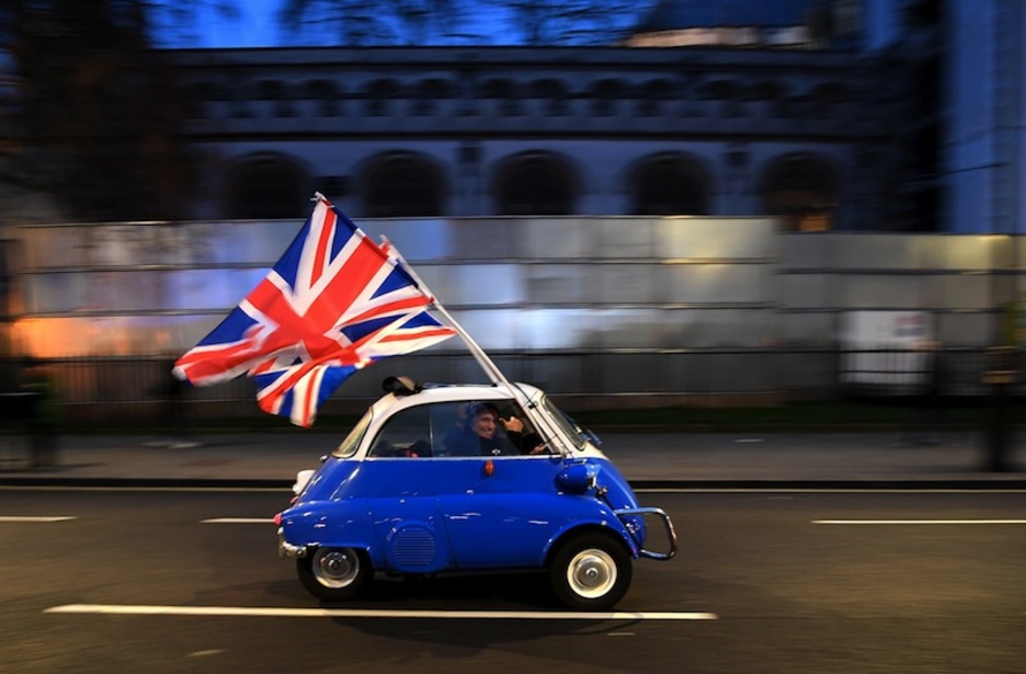 La bandera británica, omnipresente en las celebraciones de Londres. (Daniel LEAL-OLIVAS | AFP)