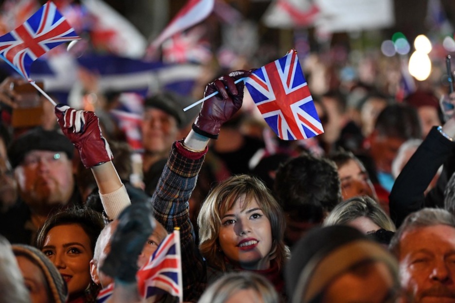 Euforia a medianoche entre los partidarios de la salida en la capital inglesa. (Daniel LEAL-OLIVAS | AFP)