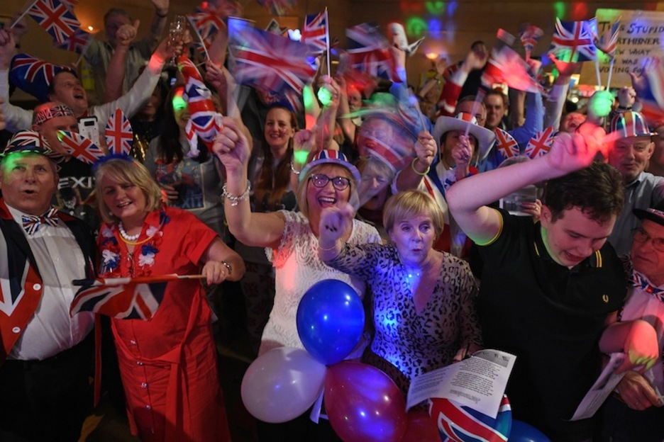 Parece Nochevieja, pero son las campanadas el Brexit en una ciudad del norte, Warrington. (Oli SCARFF | AFP)