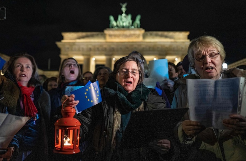 Canción de despedida al Reino Unido ante la puerta de Brandenburgo (Berlín). (John MACDOUGALL | AFP)
