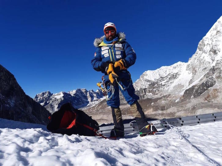 Alex Txikon, en la cascada de hielo del Khumbu. (PRENSA ALEX TXIKON)
