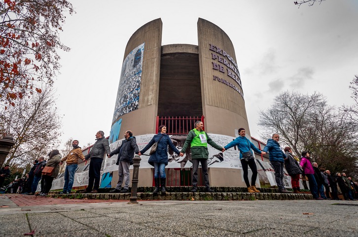 Movilización ante la iglesia de Zaramaga para convertirla en un centro memorial. (Jaizki FONTANEDA | FOKU)