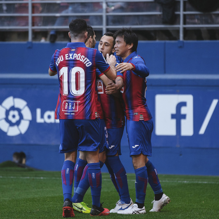 Los azulgranas celebran el gol de Orellana, que colocaba el 1-1 en el marcador. (SD Eibar)