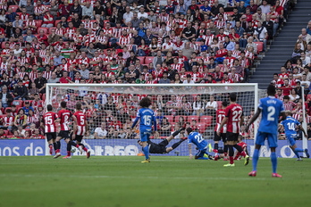 Gol de Damián Suárez en el primer tiempo. (Aritz LOIOLA / FOKU)