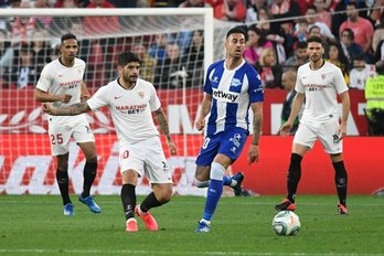 Camarasa presiona a Banega. (@SevillaFC)