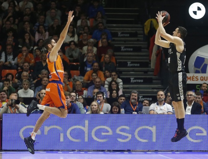 Intento triple de Rafa Martínez, que pese a la emoción del homenaje ha rendido a gran nivel. (Miguel Á. POLO / ACB PHOTO)