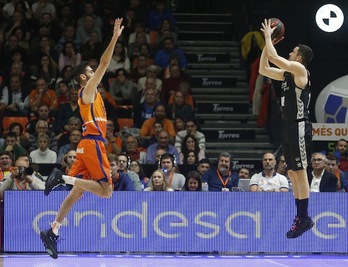 Intento triple de Rafa Martínez, que pese a la emoción del homenaje ha rendido a gran nivel. (Miguel Á. POLO / ACB PHOTO)