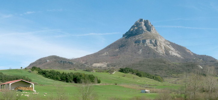 La brecha del monte Beriain que cierra la sierra de Andia.