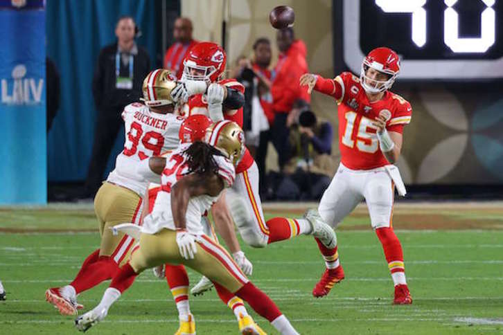 Mahomes suelta el brazo para superar a la defensa de San Francisco. (RONALD MARTINEZ / AFP)