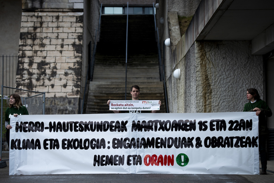 Des militants de Bizi! ont manifesté avant le conseil communautaire de la CAPB qui a arrêté samedi dernier le Plan climat Pays Basque. © Guillaume FAUVEAU.