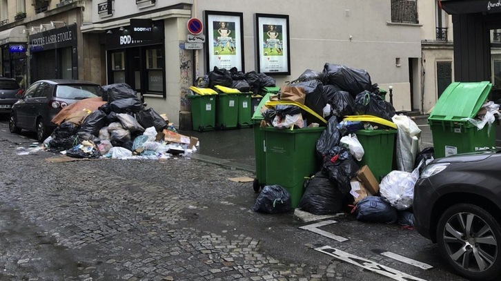Imagen de basuras sin recoger en una calle parisina. (paris-luttes.info)