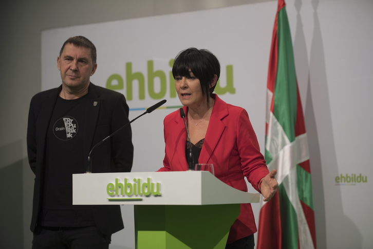 Maddalen Iriarte y Arnaldo Otegi, en la presentación de esta como candidata a lehendakari. (Juan Carlos RUIZ/FOKU)
