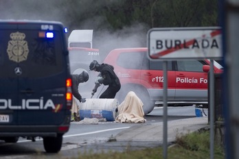 Dos agentes de la Policía Foral de Nafarroa durante la acción sindical en Burlata. (Iñigo URIZ/FOKU)