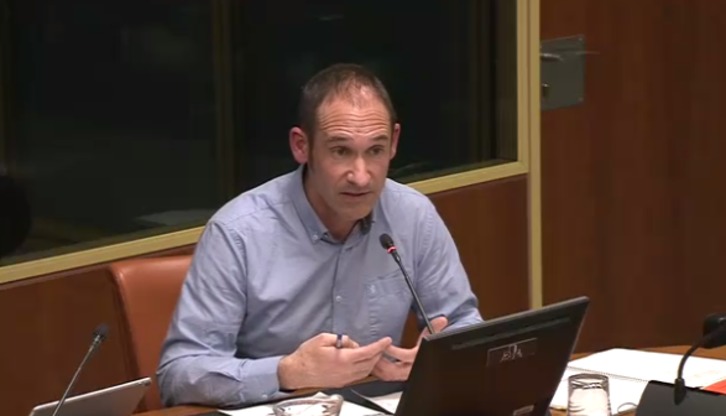 Asier Arrese, director de Hazi, durante su comparecencia parlamentaria en Gasteiz.
