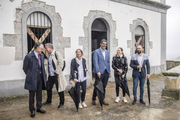Representantes políticos y la escultora Cristina Iglesias visitaron juntos Santa Clara el pasado octubre. (Jagoba MANTEROLA / FOKU)