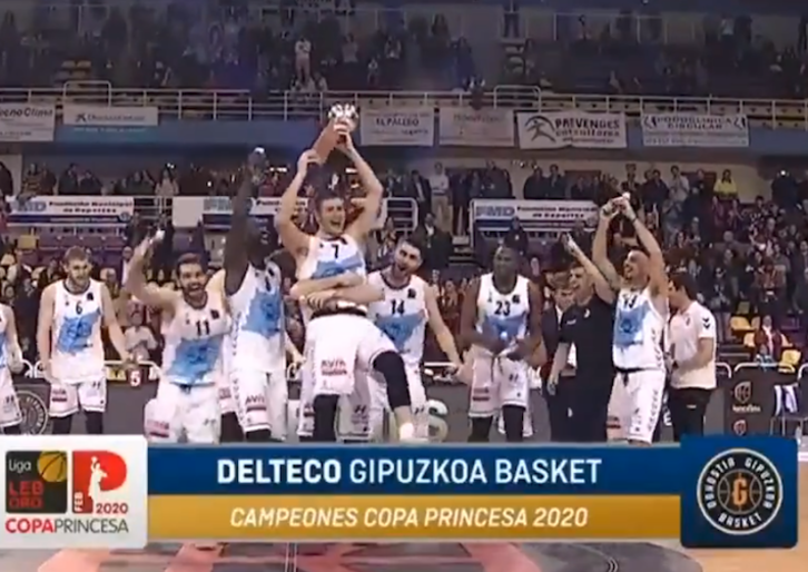 Los jugadores de Gipuzkoa GBC celebran el título. (NAIZ)