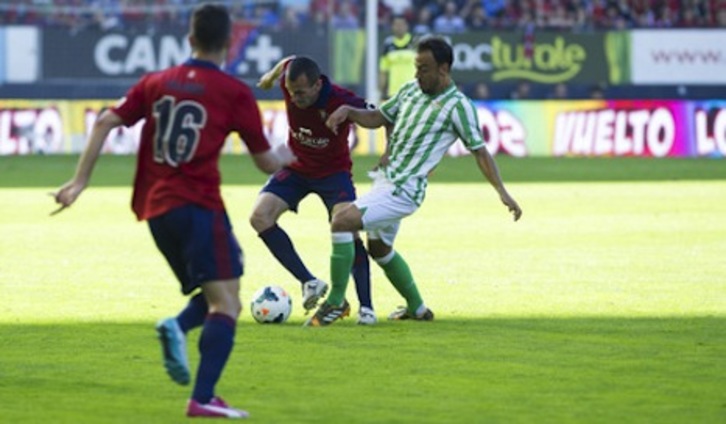 Imagen del partido entre Osasuna y Betis sobre el que se está enjuiciando si hubo amaño. (Jagoba MANTEROLA/FOKU)
