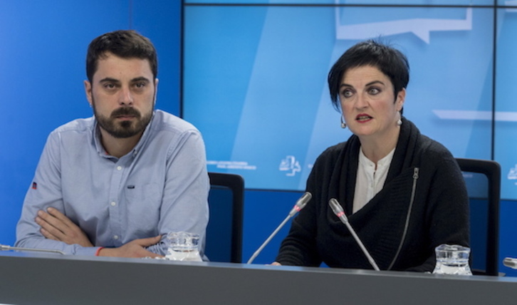 Ander Rodríguez y Maider Otamendi en el Parlamento. (Juanan RUIZ/FOKU)