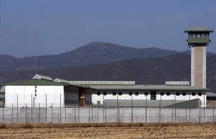 La delegación de Behatokia se ha reunido con la directora de la cárcel de Córdoba.