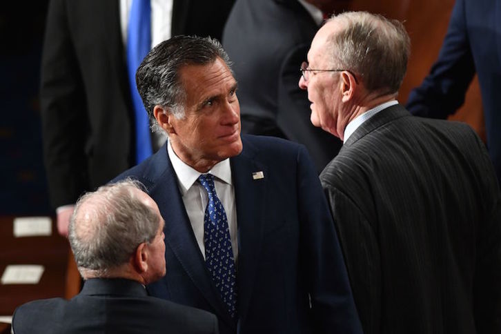 El senador republicano Mitt Romney, ayer, durante el discurso a la nación de Trump. (Mandel NGAN/AFP)