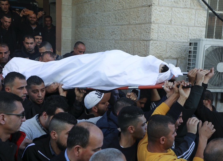 Palestinos trasladan el cadáver del joven fallecido el miércoles. (Jaafar ASHTIYEH | AFP)