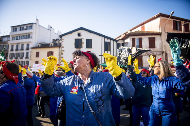 Flash-mob durante una manifestación contra la reforma de las pensiones celebrada en febrero de 2020 en Baiona. © Guillaume FAUVEAU