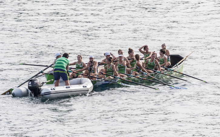 La trainera femenina de Hondarribia estará en el Descenso de su localidad. (Luis JAUREGIALTZO/FOKU)