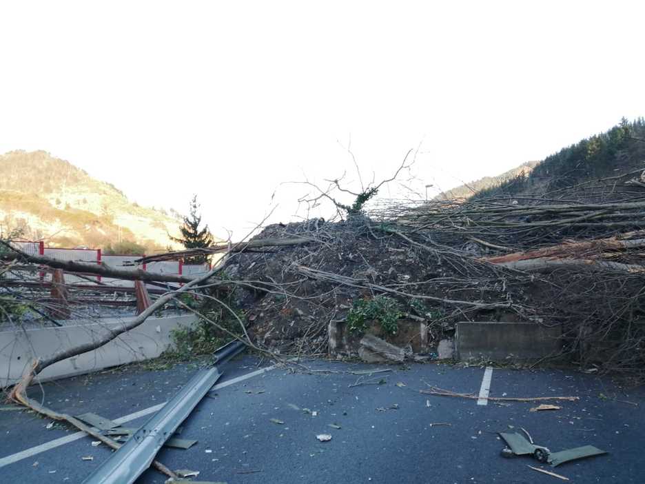 El derrumbe ha cortado la vía. (@112_SOSDeiak)