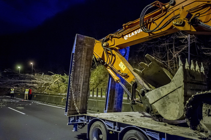 Una excavadora trabaja en el desprendimiento. (Jaizki FONTANEDA/FOKU)
