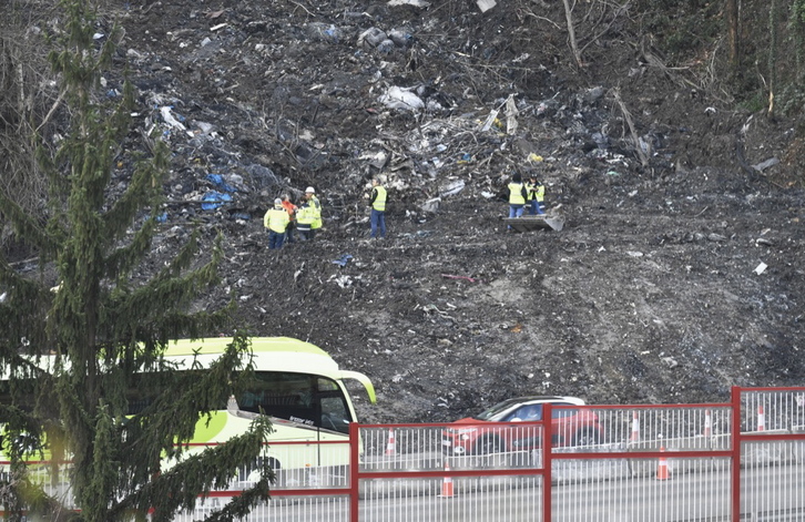 Trabajos en el desprendimiento en Zaldibar, hoy a la mañana. (Gorka RUBIO/FOKU)