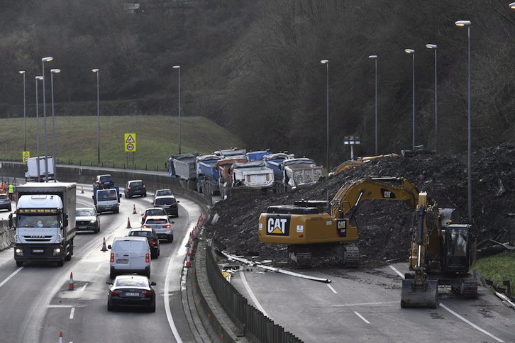Bypass que se abrió en la AP-8. La Diputación ha anunciado que construirá un muro de seguridad. (Gorka RUBIO/FOKU)