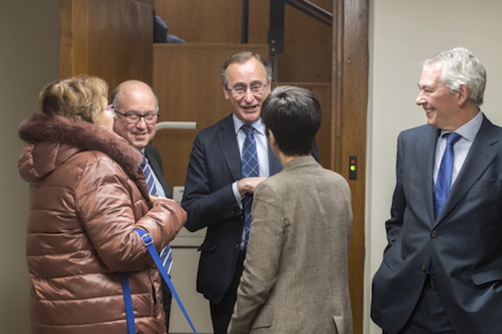 Alonso junto a cargos del PP y a la consejera Estefanía Beltrán de Heredia. (Juanan RUIZ/FOKU)