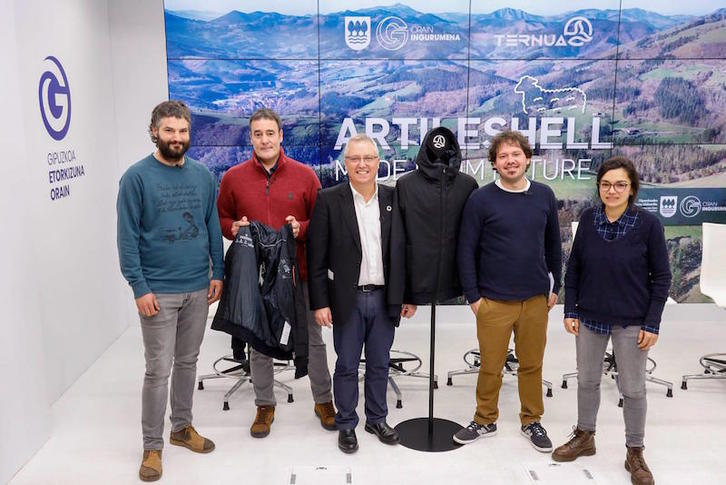 Ardi latxaren artilearekin kirol-jantzietarako kalitatezko isolatzaile termikoa aurkeztu dute Gipuzkoako Foru Aldundian. (FORU ALDUNDIA)