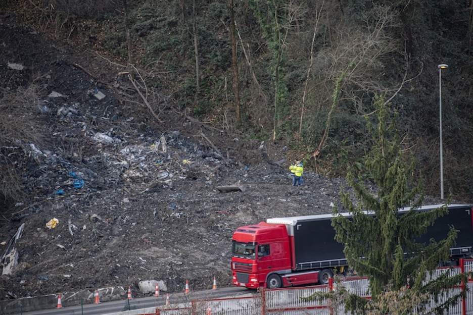 Un camión pasa junto al derrumbe tras reabrirse la AP-8. (Gorka RUBIO | AFP)