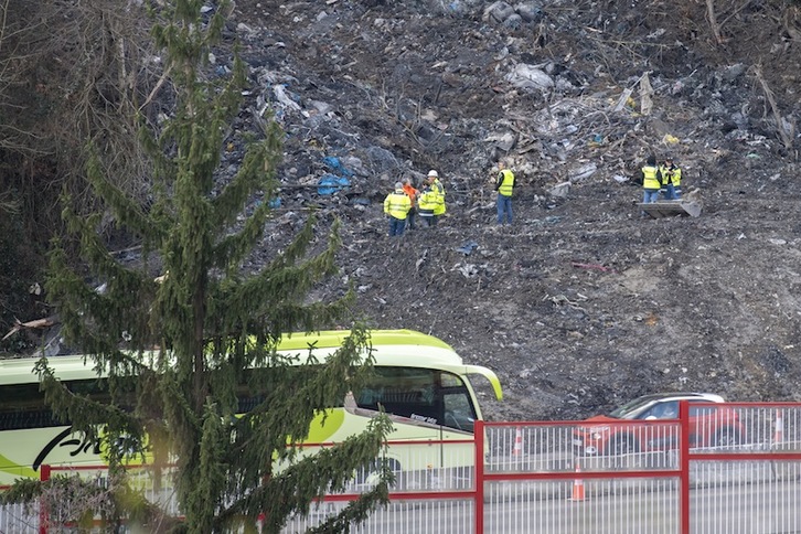Operarios, entre los escombros esta mañana, antes del reinicio de los trabajos. (Gorka RUBIO | AFP)