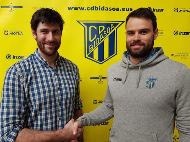 El presidente, Gurutz Aginagalde, y Tesoriere, tras la firma. (C.D.BIDASOA)